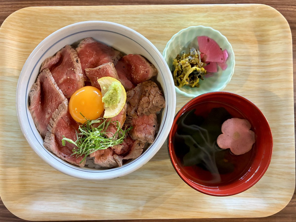 ht_trust_23192's tweet photo. おはようございます( ˶˙ᵕ˙˶ )☀️

シルバーウィークは、地元の熊本へ帰省しました🚗³₃
片道1,270kmの長旅でしたが、夫と運転を交代しながら、愛犬と一緒に帰りました🐶✨

自然いっぱいの熊本で、とってもリフレッシュできました🌿
あか牛も食べました🐮😆

今週は2営業日しかありませんが、しっかり頑張ります(  ’  ’  )♡

#採用 #人事 #RPO #採用広報 #熊本 #犬のいる暮らし #TrustDesign #エンジニア採用 #中途採用 #求人広告 #SES採用 #SES業界