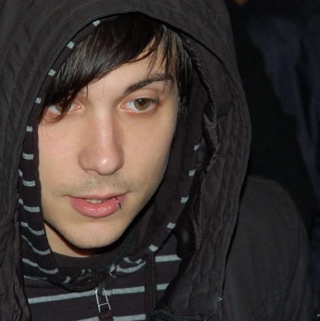 ryrawr_'s tweet photo. @atarixin Okay okay so Ray (but im trying not to be biased by pfp 😭) if im being unbiased im gonna say Frank!! Specifically the photos where he’s wearing this beloved hoodie (but if Ray resonates w u more, him during the revenge era!) https://t.co/YRC4tCFQTv