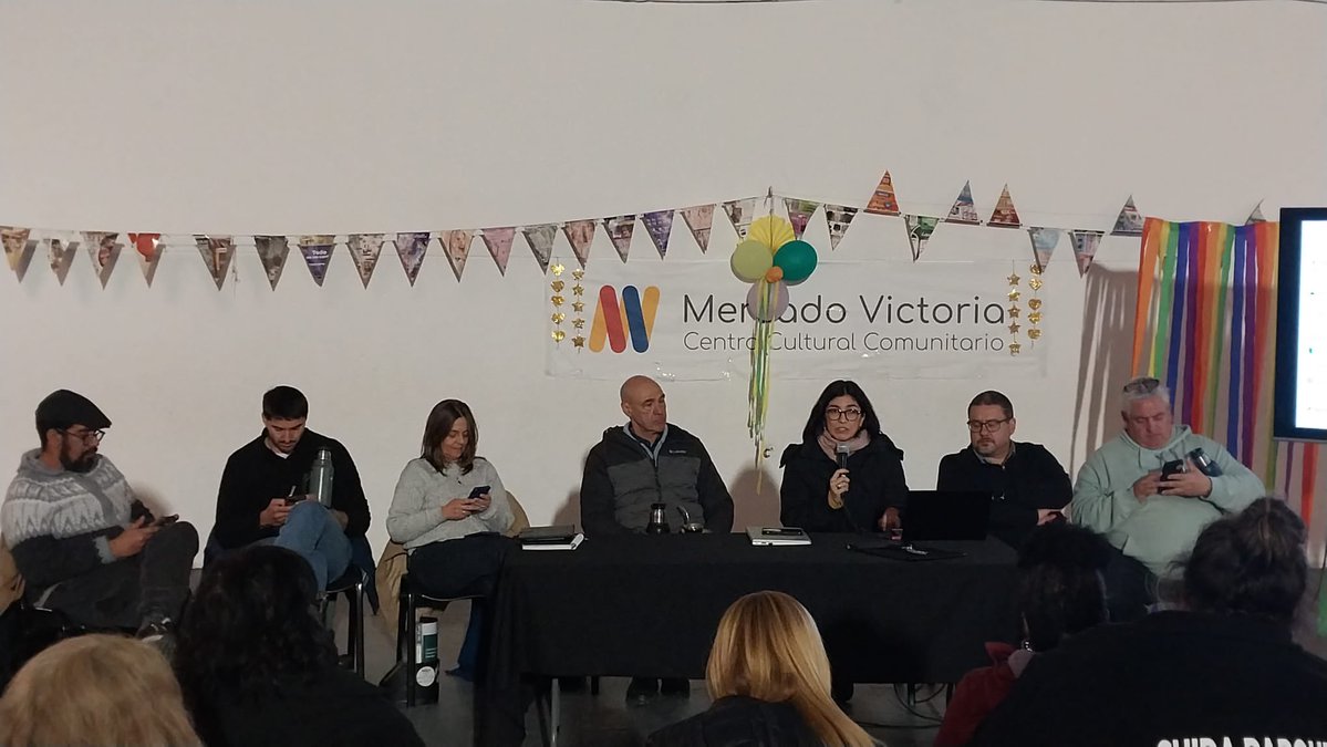 Leoherou's tweet photo. Este miércoles nos reunimos con el Municipio A, concejales municipales y vecinales para construir la agenda de octubre: limpieza, clasificación de residuos, cuidado del drenaje, renaturalización y educación ambiental.

Seguimos transformando Montevideo, barrio a barrio. https://t.co/yFkJJDSqE9