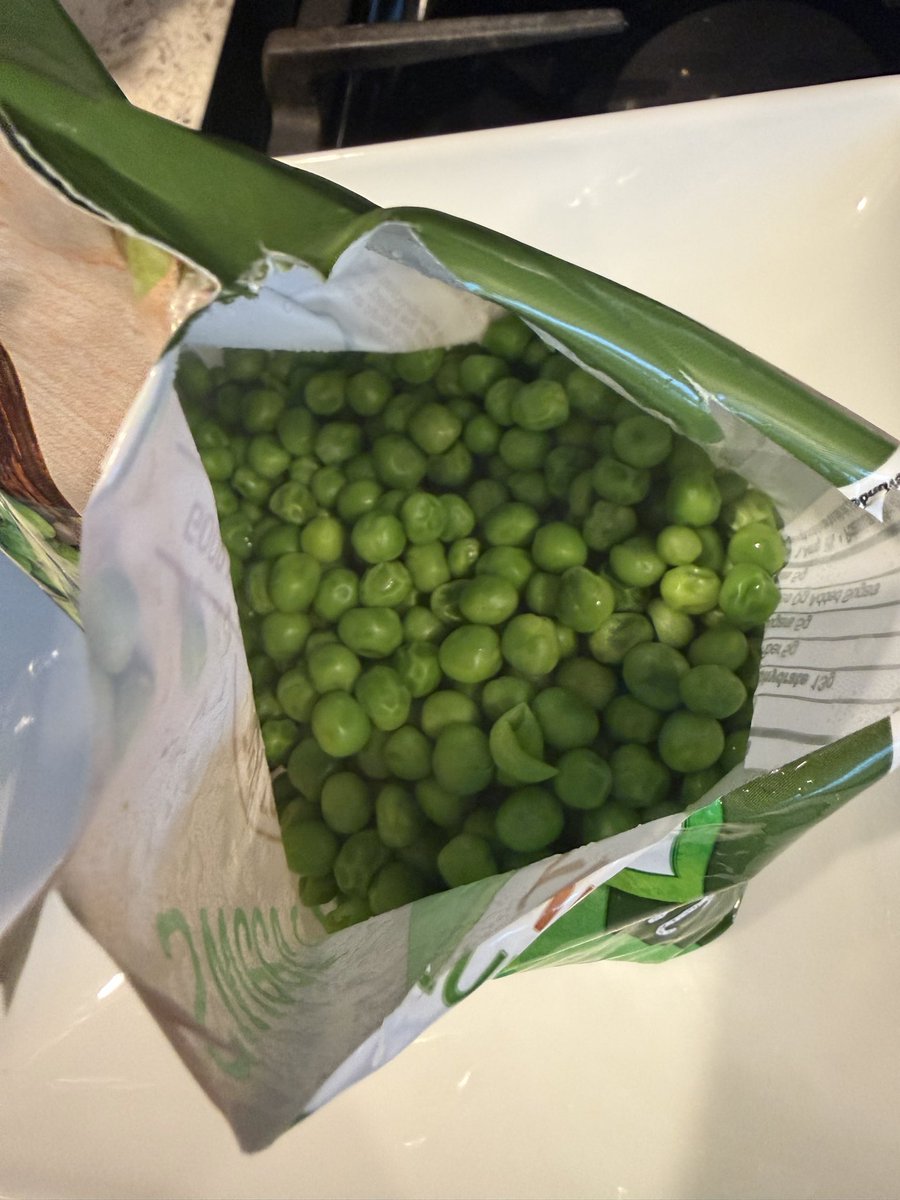 FoodPleaser's tweet photo. Does anyone actually enjoy eating peas? https://t.co/lanGygHeqP