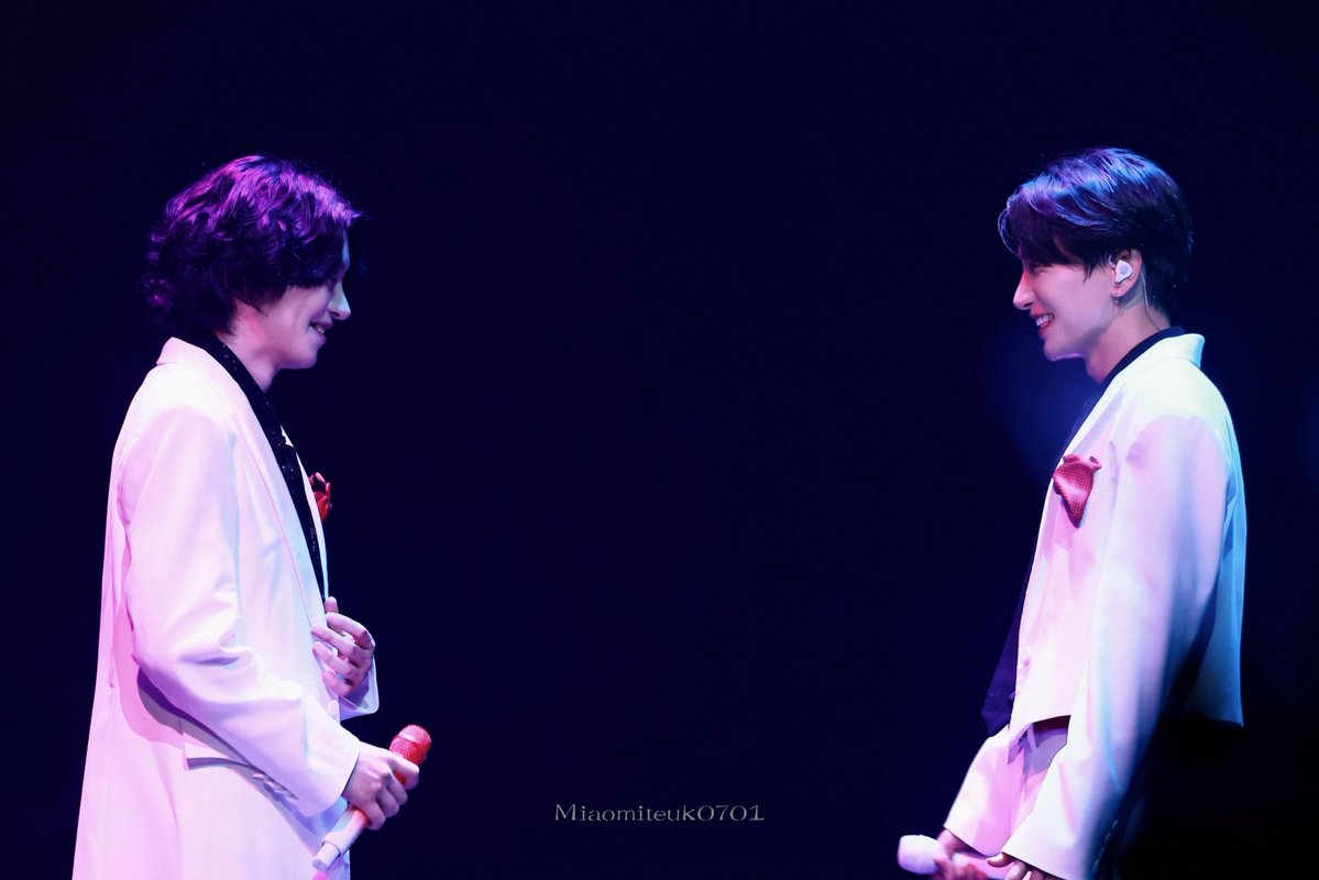 Miaomiteuk's tweet photo. 260919 SUPER JUNIOR-83z fancon [1983] IN MACAU
웃는 널 보면서 웃는 나
바보 같잖아
#LEETEUK #이특 
#HEECHUL #희철 
#83line #83z 
#利特 #金希澈
#superjunior
@special1004 https://t.co/1IrJqkX31s