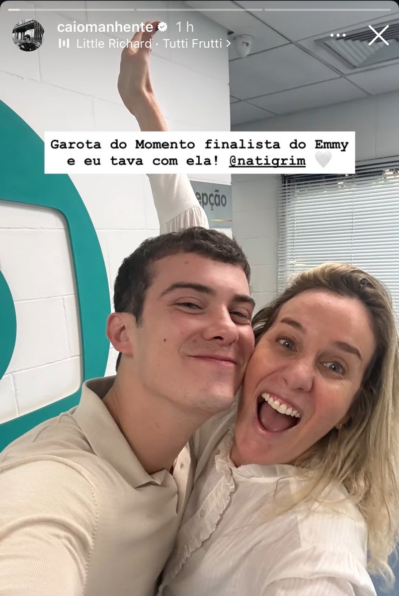 falsabrilhante's tweet photo. meuuuu me deixa no meu canto com o elenco de garota do momento fazendo posts em comemoração a indicação 😭 https://t.co/UZKahBEZxR