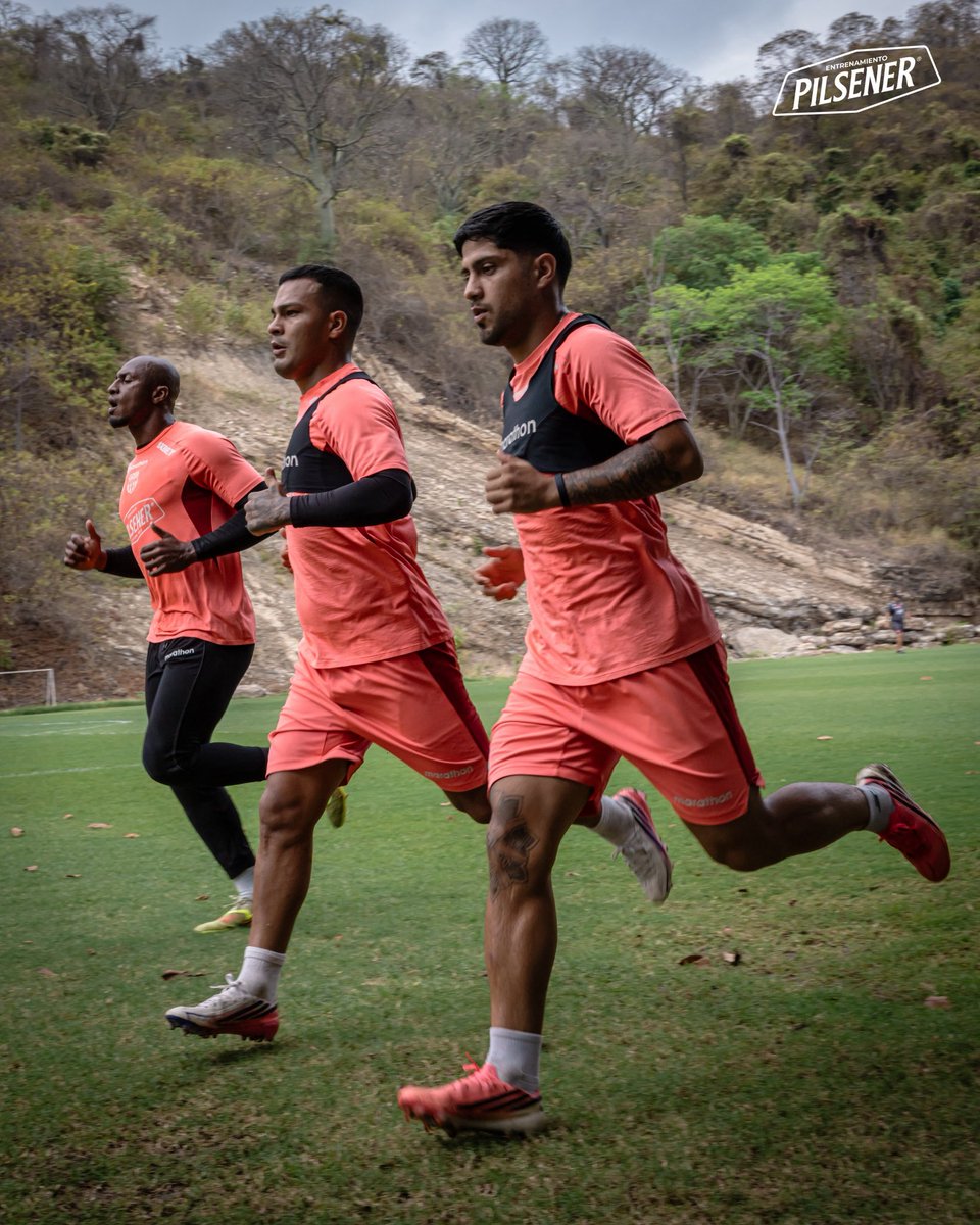 BarcelonaSC's tweet photo. El primer equipo cumplió una nueva jornada de entrenamiento, preparando los próximos desafíos. 💪⚽

#VamosIdolo #EntrenamientoPilsener https://t.co/pDiczMrlv9