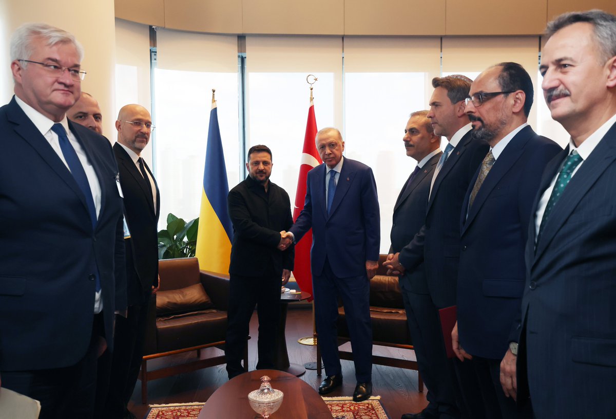 Akparti's tweet photo. Cumhurbaşkanımız Sayın Recep Tayyip Erdoğan, Ukrayna Devlet Başkanı Volodimir Zelenskiy ile görüştü. https://t.co/Xlz343S7aX