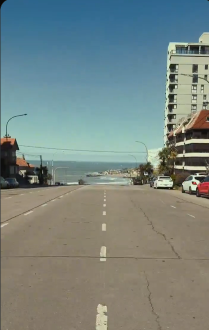 sixtocristiani's tweet photo. Cada vez que muestran esa avenida de mar del plata como linda me parece de lo peor que existe. Mucho mejor si paisajísticamente se mejora para disfrutar más de una passeggiata. https://t.co/RXwjBarI9g