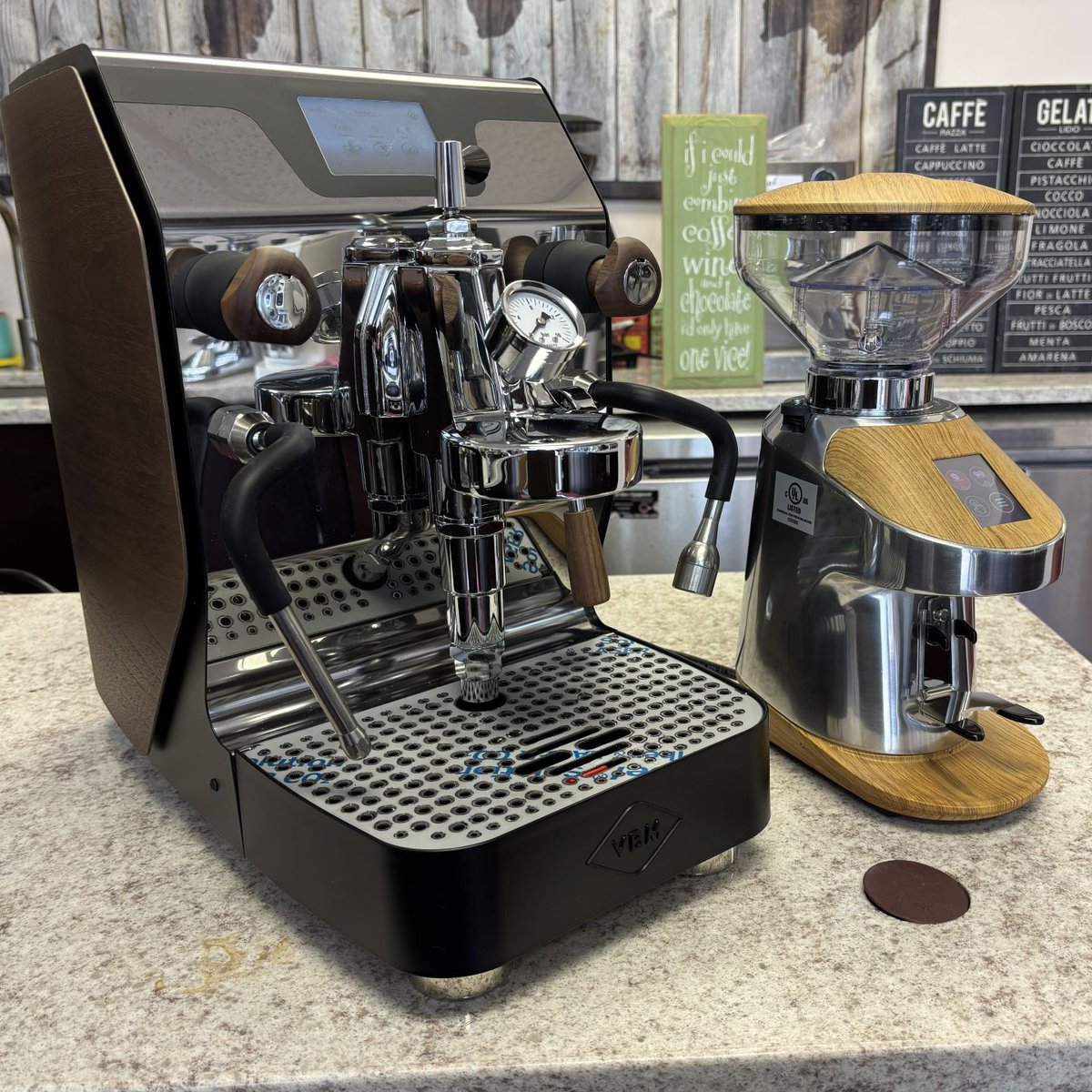1stline's tweet photo. Someone's kitchen is about to be the coolest room in the house thanks to a VBM Super Digital espresso machine & Quamar Nemo grinder! Grind. Brew. Repeat. Enjoy!
https://t.co/VBdMdUpl3A
https://t.co/JV5a26Vzvo
#newHome #upgrade #VBM #espressomachine #Quamar #Nemo #espressogrinder https://t.co/3mLUkPkyrE