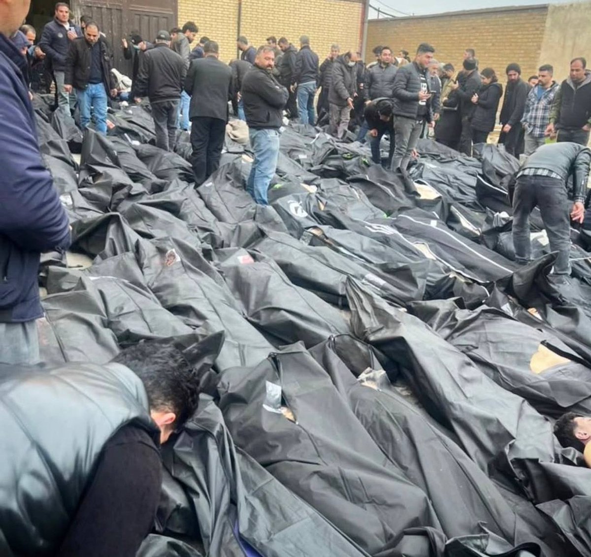 Mojtabapacino's tweet photo. پزشکیان میگه ما تروریستیم؟
نه حرومزاده شما بدترین. تروریستا حداقل گردن میگیرن نه مثل شما حرومیا که قتل‌عام کردین گفتین کار دشمن بوده. https://t.co/jVoOsxyRpf