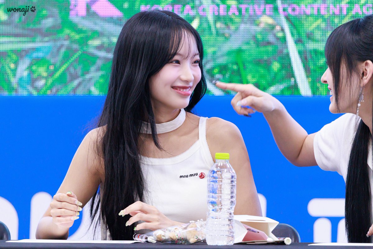 minamiscent's tweet photo. the way woni is looking at minami oh let’s all die https://t.co/HjKSU28Hgh