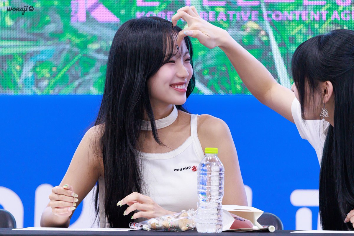 minamiscent's tweet photo. the way woni is looking at minami oh let’s all die https://t.co/HjKSU28Hgh