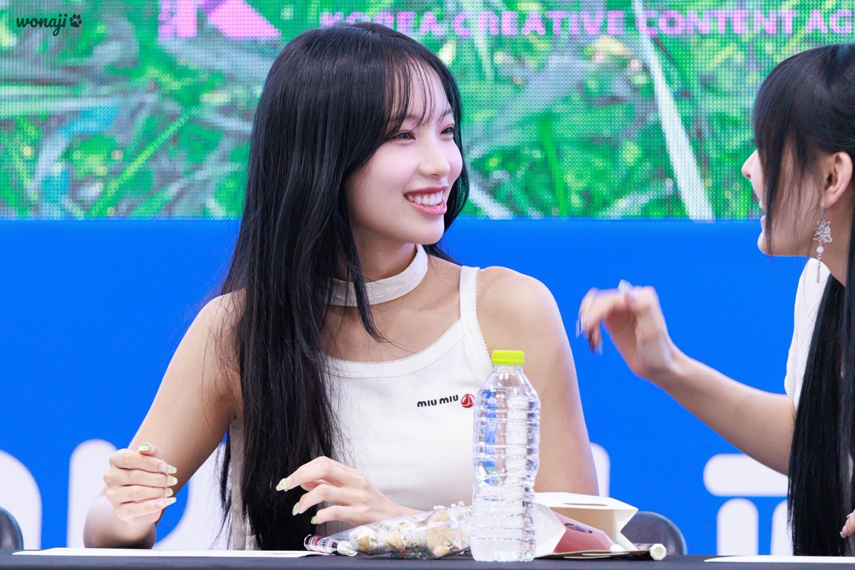 minamiscent's tweet photo. the way woni is looking at minami oh let’s all die https://t.co/HjKSU28Hgh