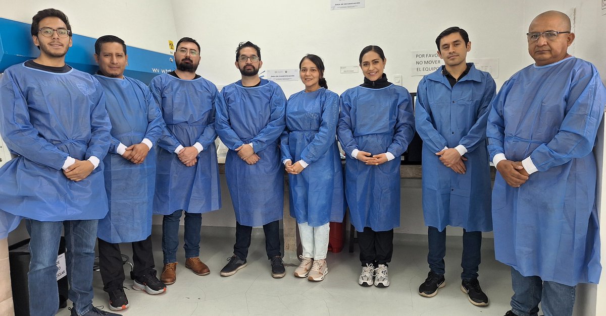 INSPI_ECUADOR's tweet photo. El INSPI avanza en el fortalecimiento de capacidades para la vigilancia genómica
En el marco del Proyecto PROTECT, la CZ9-INSPI continúa con la formación teórico-práctica especializada en Preparación de Librerías Genómicas y Secuenciación Masiva (NGS) mediante tecnología Illumina, aplicada a la vigilancia genómica de Arbovirus y COVID-19.

Durante el tercer día, los profesionales participantes desarrollan competencias en etapas críticas del procesamiento molecular, desde la tagmentación y el etiquetado enzimático de amplicones hasta la incorporación de adaptadores e índices y la purificación de las librerías mediante perlas magnéticas. Estos procedimientos son fundamentales para obtener material genómico de calidad y garantizar su adecuada preparación para las etapas posteriores de secuenciación.

Este entrenamiento consolida un flujo de trabajo estandarizado y fortalece las competencias de los equipos técnicos del INSPI y Agrocalidad para la generación de datos genómicos confiables, contribuyendo al fortalecimiento de la vigilancia genómica y a la respuesta oportuna ante eventos de importancia para la salud pública.