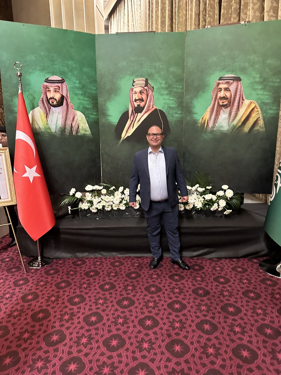 ZahidGol's tweet photo. للسعودية عندي محبة خاصة، تراكمت عبر سنوات من المعرفة والصداقات والذكريات، لذلك لم يكن احتفالي اليوم في أنقرة باليوم الوطني السعودي مجرد حضور مناسبة، بل مشاركة أصدقاء أعزاء فرحة وطن أحبّه وأعتز بعلاقتي بأهله. 🇸🇦❤️

كل عام والمملكة بخير، شامخة ومتجددة، وأهلها بخير ومحبة.

وشكر خاص لسعادة السفير  @FAD_ABU على الدعوة الكريمة، وعلى أمسية جميلة حملت شيئًا من دفء السعودية إلى أنقرة
#اليوم_الوطني_السعودي_٩٦ #اليوم_الوطني_٩٦ #اليوم_الوطني_السعودي_٩٦ 
اليوم_الوطني_السعودي #السعودية #SaudiNationalDay 🇸🇦❤️🇹🇷