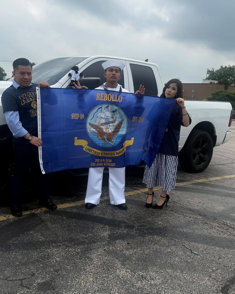 charleyarias's tweet photo. Sólo faltó Saúl porque ya se lo habían llevado. Pero ahí está el KLAN Rebollo. Amé la bandera personalizada. https://t.co/gfS4xIOJFN