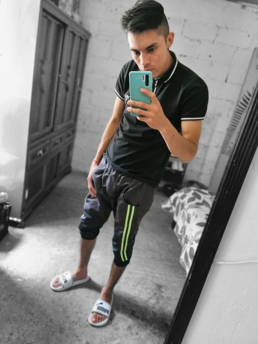 DEIIVIDuh's tweet photo. Se antoja un buen jacuzzi bebida y una deslechada 🎧🎤😈🥵🩴🩴 adicto a los pies en tacones y sandalias 😍😘 https://t.co/l0nret28Tf