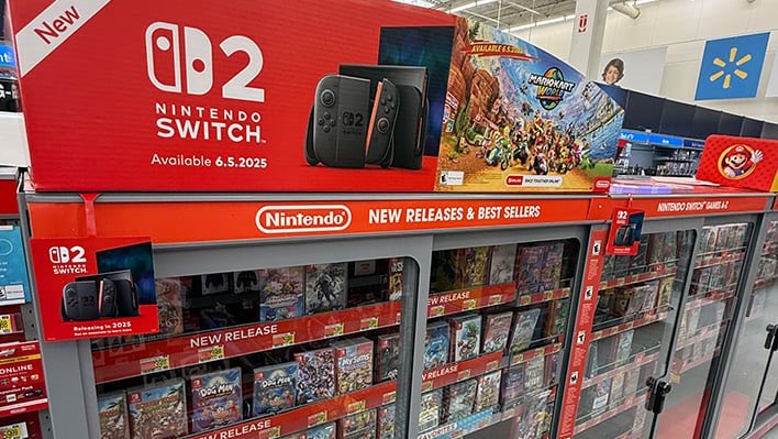 supernintendist's tweet photo. 🚨 SWITCH 2 MAL CHEGOU E JÁ ESTÁ DERRUBANDO OS PREÇOS!

O novo hardware da Nintendo começa a aparecer com descontos agressivos na Europa. Com preço oficial de €499,99, o console já foi encontrado por menos de €420 em grandes varejistas.

Uma queda tão forte pouco tempo após o lançamento chama atenção e pode aumentar ainda mais a pressão sobre os concorrentes, especialmente se essa estratégia continuar.

Com preços mais agressivos + um catálogo cada vez maior, a Nintendo pode estar criando um cenário ainda mais difícil para quem tenta disputar espaço com o Switch 2.

Se essa tendência continuar, até onde pode chegar o domínio do Switch 2 no mercado de consoles?