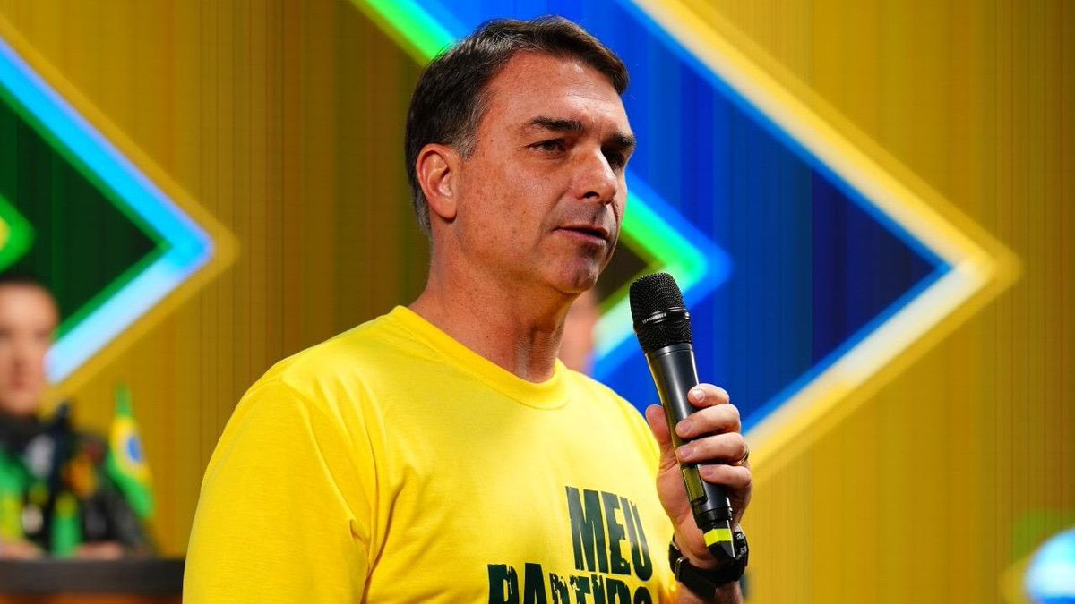 ojornaleirobr's tweet photo. 💣 Bomba: uma empregada doméstica aparece no papel à frente de 14 empresas ligadas a Willer Tomaz, amigo de Flávio Bolsonaro.

Reportagem de Alice Maciel e Paulo Motoryn, do Núcleo Investigativo do ICL, localizou Lídia Maria Figueiredo Mazelli, 61 anos. Ela trabalhou no escritório de Willer até setembro de 2020 e, poucos dias depois, começou a aparecer como dirigente de empresas de aviação, imóveis, mineração, comunicação, investimentos e meios de pagamento. 

Ao ser encontrada pelos repórteres, Lídia afirmou trabalhar como doméstica, disse não conhecer Willer e alegou não saber que seu nome estava registrado nas empresas. Depois, a assessoria do advogado confirmou que se tratava da mesma pessoa e afirmou que ela é administradora de empresas, graduada há mais de 20 anos — mas, segundo o ICL, não apresentou comprovação da formação até a publicação. 

E uma dessas empresas é a RioPag, responsável por processar pagamentos das bets credenciadas pela Loterj e hoje envolvida numa disputa de R$ 20,9 milhões com a autarquia. A RioPag nega retenção indevida dos recursos. 

Willer Tomaz, amigo de Flávio, também emprestou imóveis usados pelo senador e pela campanha. O advogado nega sociedade com Flávio e afirma não ser investigado por desvios de aposentados. 

É muita empresa para uma doméstica que diz nem saber que estava administrando empresa.