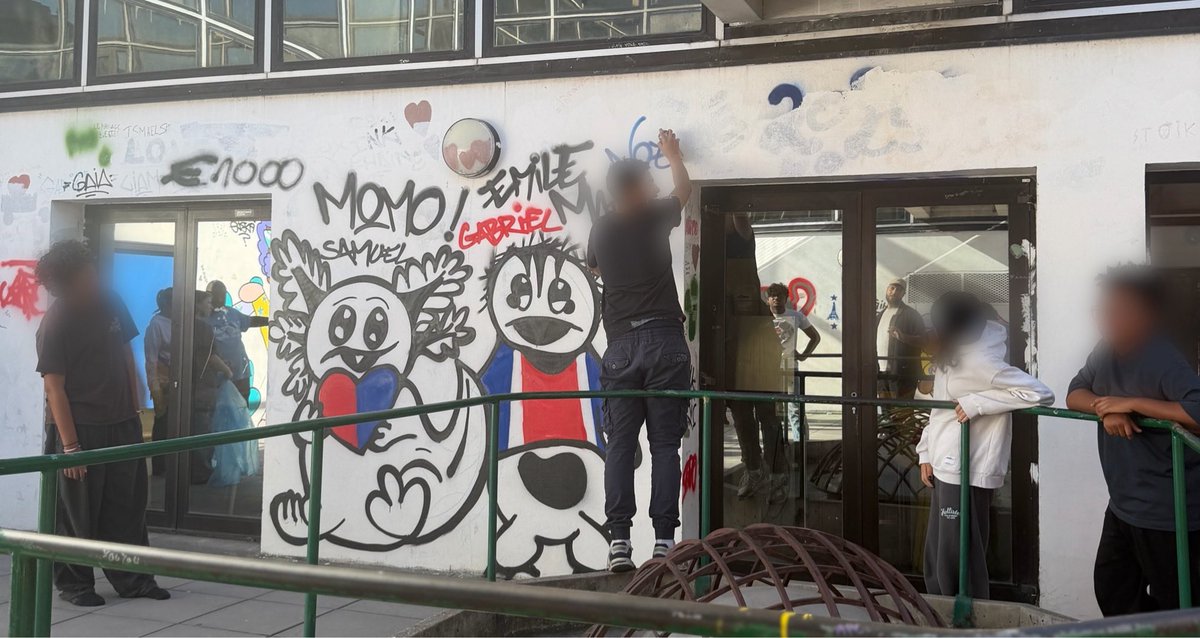 CupSolidarite's tweet photo. Les enfants hospitalisés à La pitié Salpetriere ont refait la déco de leur patio à nos couleurs, petit graf’ CUP Solidarité, B2B, et deux perso imaginés par nos patients. 
Merci à tous pour ce moment de partage et de complicité. https://t.co/AeguhBufiZ