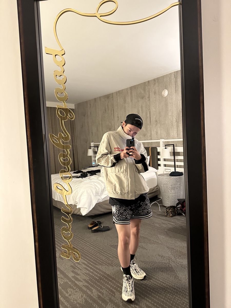 popara_x's tweet photo. hongjoong’s wearing shorts https://t.co/PdqatBsATP