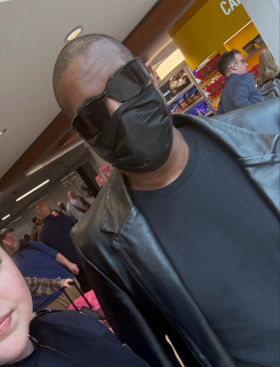 yzyupdates's tweet photo. A fan spotted Ye at the airport in Chicago yesterday. 📸 https://t.co/vW1XJ8KFNM