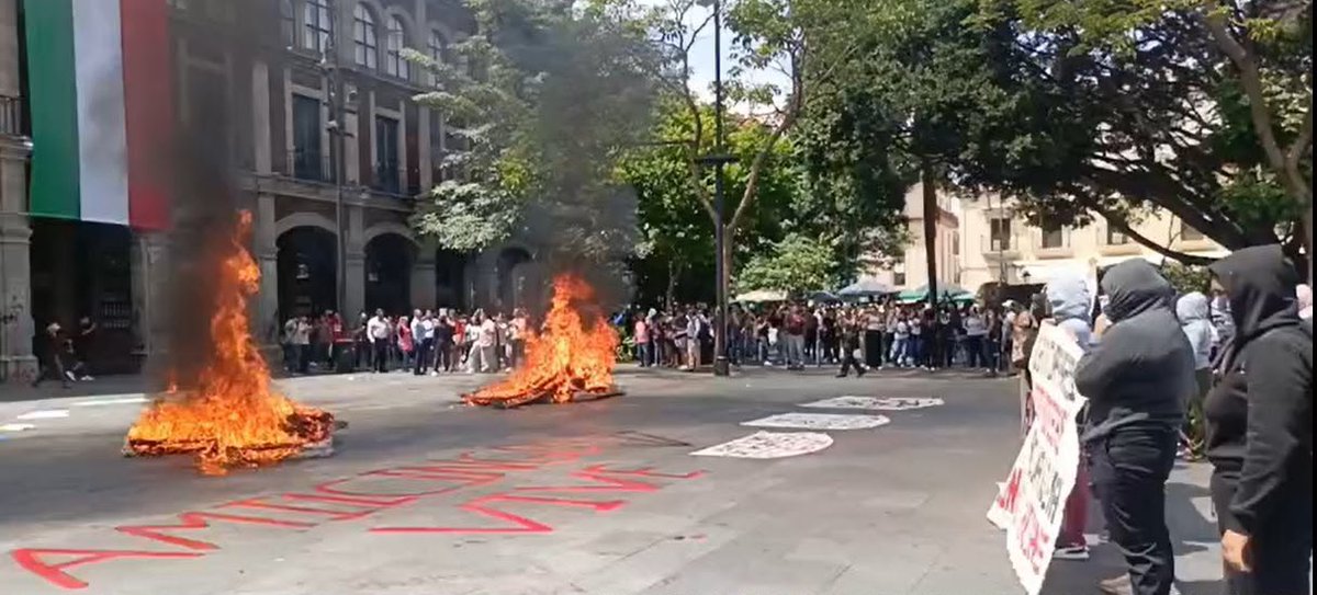 infoguzman's tweet photo. #Nacional Alumnos de la Normal Rural "Emiliano Zapata" de #Amilcingo rompen vidrios del Palacio de Gobierno en #Cuernavaca, #Morelos @Morelos .
Esto tras cancelarse la reunión que tenían programada con la gobernadora morenista @margarita_gs, para dar a conocer sus demandas. https://t.co/vyodahZwDS