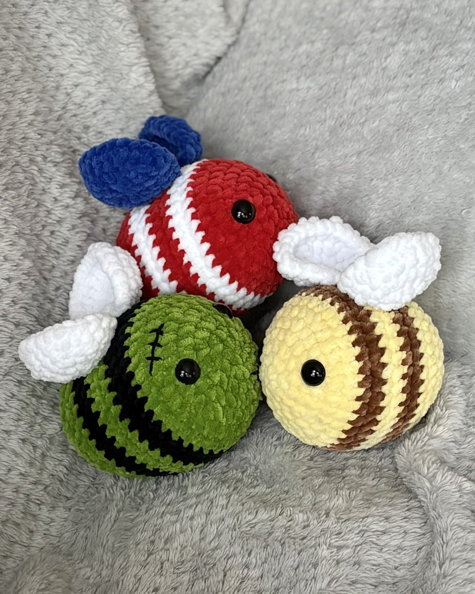 Sharn3960's tweet photo. I made a Zom-bee. 🤭
The bees are hard to take pictures of by themselves so I included my other bees in the picture. https://t.co/hlE7HOAOQo