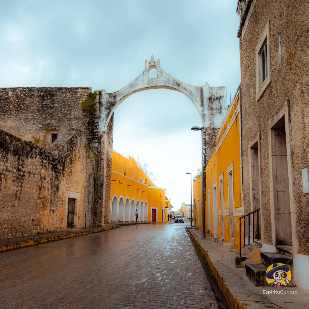 EspirituCurioso's tweet photo. Un pueblo mexicano que en lugar de casas coloridas es blanco y amarillo.

El pueblo amarillo de Yucatán se llama Izamal, y caminar por sus calles es encontrarse con una mezcla muy particular de arquitectura virreinal, edificios de piedra y antiguos espacios mayas que todavía forman parte de la ciudad.

Muchas de las construcciones que rodean el centro conservan elementos propios de la arquitectura virreinal yucateca. Hay muros de mampostería, portadas de piedra, puertas de madera, ventanas de proporción sencilla, cornisas y arcos de medio punto. En algunas fachadas también aparecen arquerías y corredores que recuerdan la arquitectura religiosa que se desarrolló durante el periodo virreinal. 

Uno de los mejores ejemplos está en el conjunto de San Antonio de Padua. El convento franciscano comenzó a construirse en el siglo XVI sobre un antiguo basamento maya y sus obras principales quedaron terminadas en esa época. Su enorme atrio, sus arcadas y la relación directa con la antigua ciudad maya hacen que el conjunto sea uno de los elementos más representativos de Izamal. 

Y entonces aparece la gran pregunta.

¿Por qué Izamal es amarillo?

En internet circulan varias versiones y no existe un consenso histórico que permita afirmar una sola como explicación definitiva.

Una de las historias más repetidas relaciona el amarillo y blanco con la visita del papa Juan Pablo II a Izamal en 1993 y con los colores asociados al Vaticano. Otra explicación lo relaciona con el amarillo del maíz y su importancia dentro de la cultura maya. También existe una versión más práctica que señala que la mezcla de pintura amarilla y cal ayudaba a mantener alejados a ciertos insectos. Estas versiones han sido recogidas en estudios sobre la construcción de la imagen turística de Izamal, pero ninguna aparece en fuentes oficiales.

Lo que sí está documentado es que el amarillo como característica general de las fachadas se consolidó durante el siglo XX, especialmente desde la década de 1960, cuando se impulsó una imagen urbana más uniforme. Posteriormente, el tono amarillo se estandarizó y la visita de Juan Pablo II en 1993 quedó asociada a la historia del color que hoy identifica al pueblo. 

Por eso, Izamal es una ciudad donde conviven construcciones virreinales, arquitectura religiosa, antiguas estructuras mayas y una imagen urbana mucho más reciente que terminó convirtiéndose en parte de la identidad de Izamal.

Espíritu Curioso, ¿cuál crees que sea el origen de ese tono amarillo que identifica a Izamal?