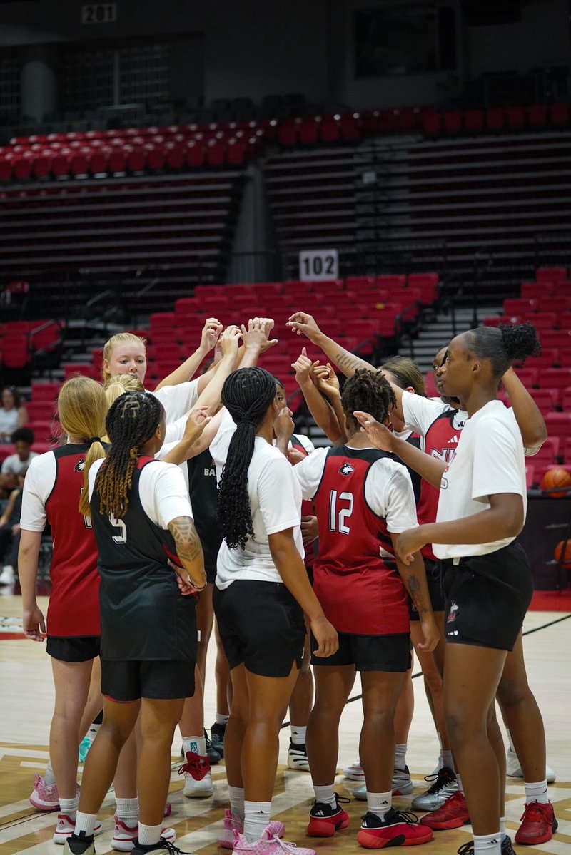 GoHuskiesWBB's tweet photo. We are sooo officially back 🤩
#OnePack | #RunAsOne https://t.co/lhvSdQr8ks