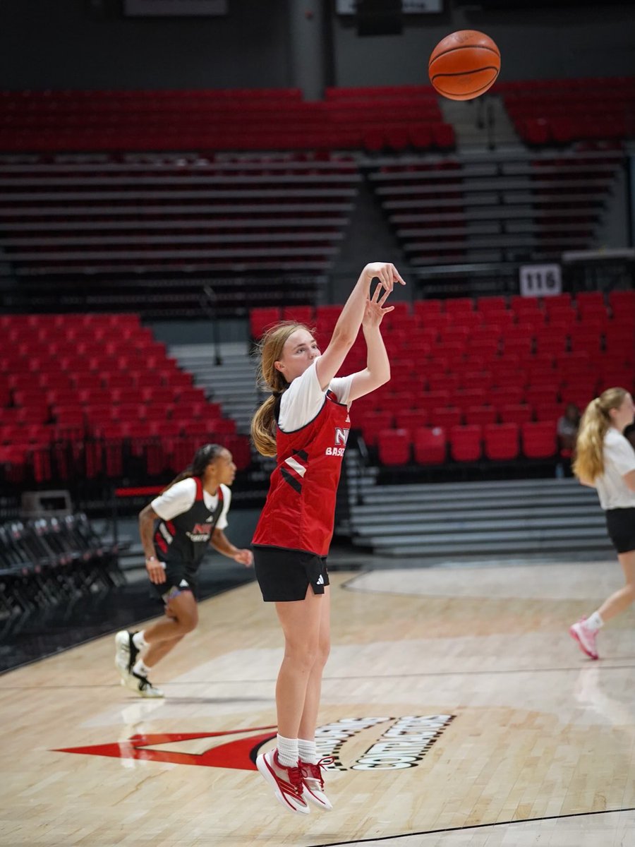 GoHuskiesWBB's tweet photo. We are sooo officially back 🤩
#OnePack | #RunAsOne https://t.co/lhvSdQr8ks