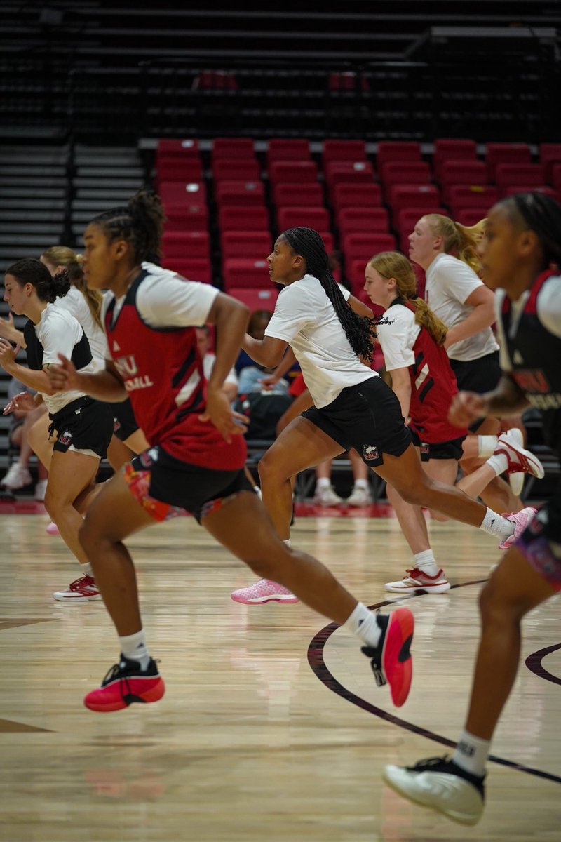 GoHuskiesWBB's tweet photo. We are sooo officially back 🤩
#OnePack | #RunAsOne https://t.co/lhvSdQr8ks
