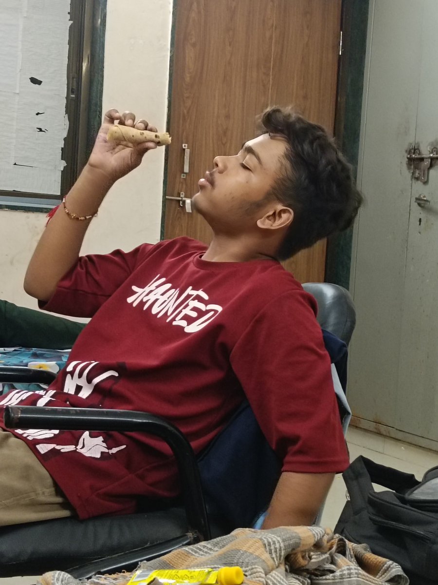 Yashvant888's tweet photo. Engeneering krtaa to hostel nu jamvanu aghru chee ....🪷🐬🐚 https://t.co/BWZJ7jDSHY