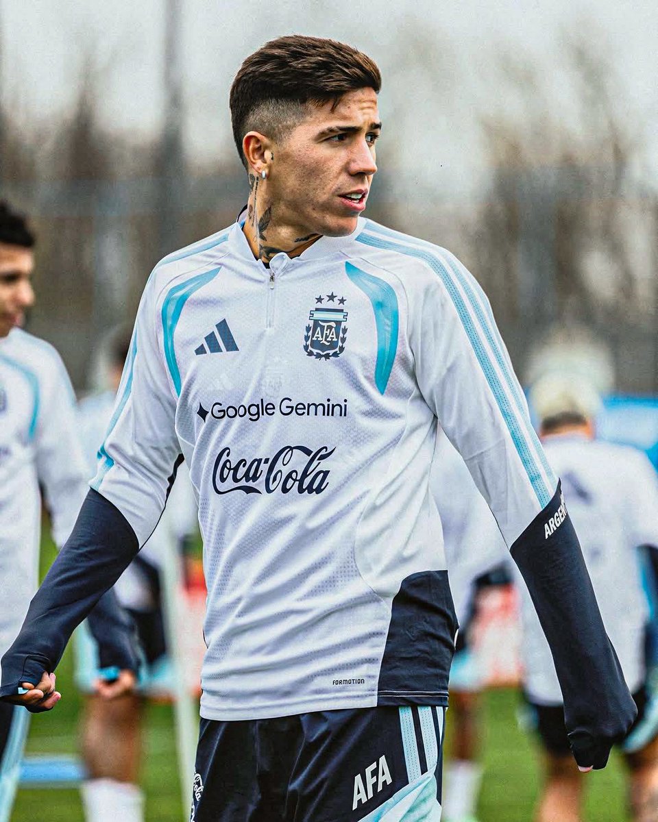 juegosimple__'s tweet photo. 🇦🇷😮‍💨 Enzo Fernández modo Selección. https://t.co/P4Hlf0AP1r