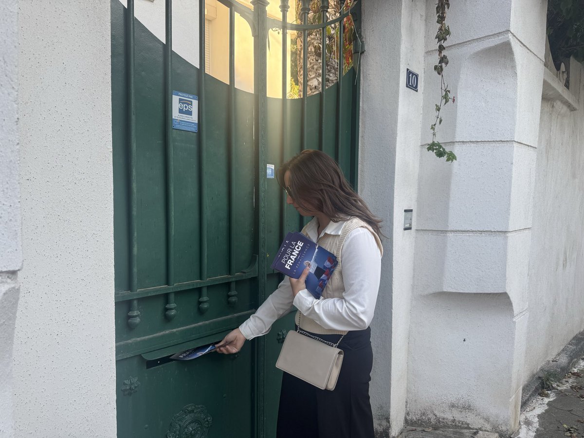 lch_marina's tweet photo. 🇫🇷 Pleinement mobilisée, la jeunesse du #rassemblementnational dans le 1/7, accompagnée de notre responsable de secteur @ParodiClemence, soutient @MLP_officiel et @J_Bardella. https://t.co/nVaOkAznuV
