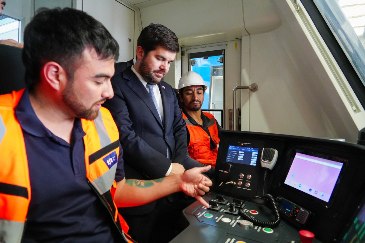 Subtrans's tweet photo. Nuevos trenes para el sur de Chile 🚆🇨🇱

El subsecretario de Transportes, Martín Mackenna, y @EFETrenesChile presentan 4 nuevas máquinas.

✅ Tienen capacidad para 426 pasajeros, pantallas, cámaras, accesibilidad universal y una velocidad máxima de 120 km/h.

#TrabajandoParaUsted https://t.co/vjews8x3Lc