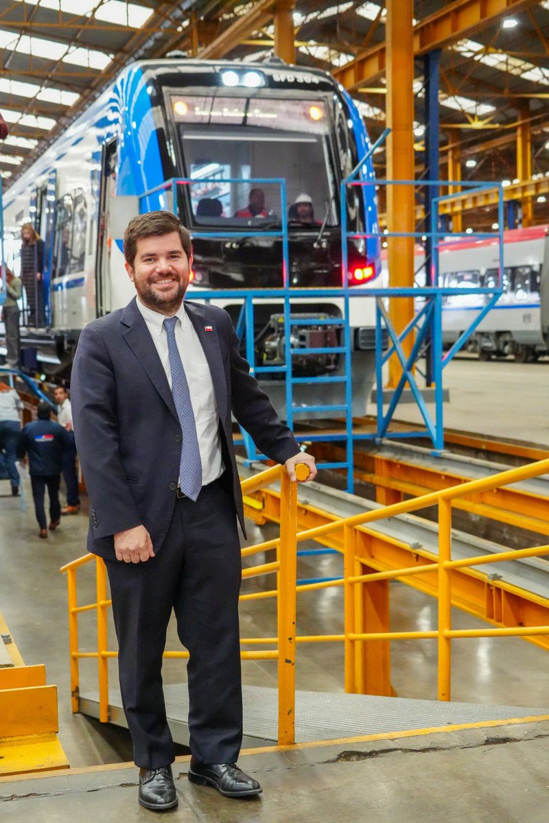 Subtrans's tweet photo. Nuevos trenes para el sur de Chile 🚆🇨🇱

El subsecretario de Transportes, Martín Mackenna, y @EFETrenesChile presentan 4 nuevas máquinas.

✅ Tienen capacidad para 426 pasajeros, pantallas, cámaras, accesibilidad universal y una velocidad máxima de 120 km/h.

#TrabajandoParaUsted https://t.co/vjews8x3Lc