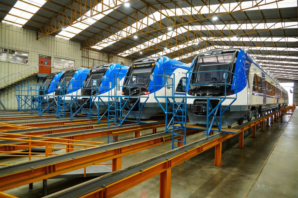 Subtrans's tweet photo. Nuevos trenes para el sur de Chile 🚆🇨🇱

El subsecretario de Transportes, Martín Mackenna, y @EFETrenesChile presentan 4 nuevas máquinas.

✅ Tienen capacidad para 426 pasajeros, pantallas, cámaras, accesibilidad universal y una velocidad máxima de 120 km/h.

#TrabajandoParaUsted https://t.co/vjews8x3Lc