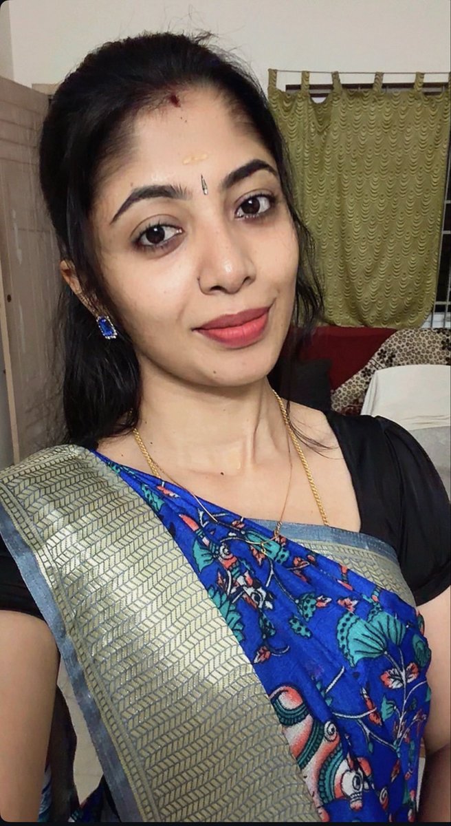 Aishula12's tweet photo. Pakathu veetla ippdi oru aunty iruntha..🥵 karact panni okurathu kastama irunthalum try panalam, but adha vida iva bra jetty pavada blouse nu elathayum vechi sniff panni kai adichi uuthurathu thani sugam 💦🤤

Anyone experience ? https://t.co/gulcydfhHd