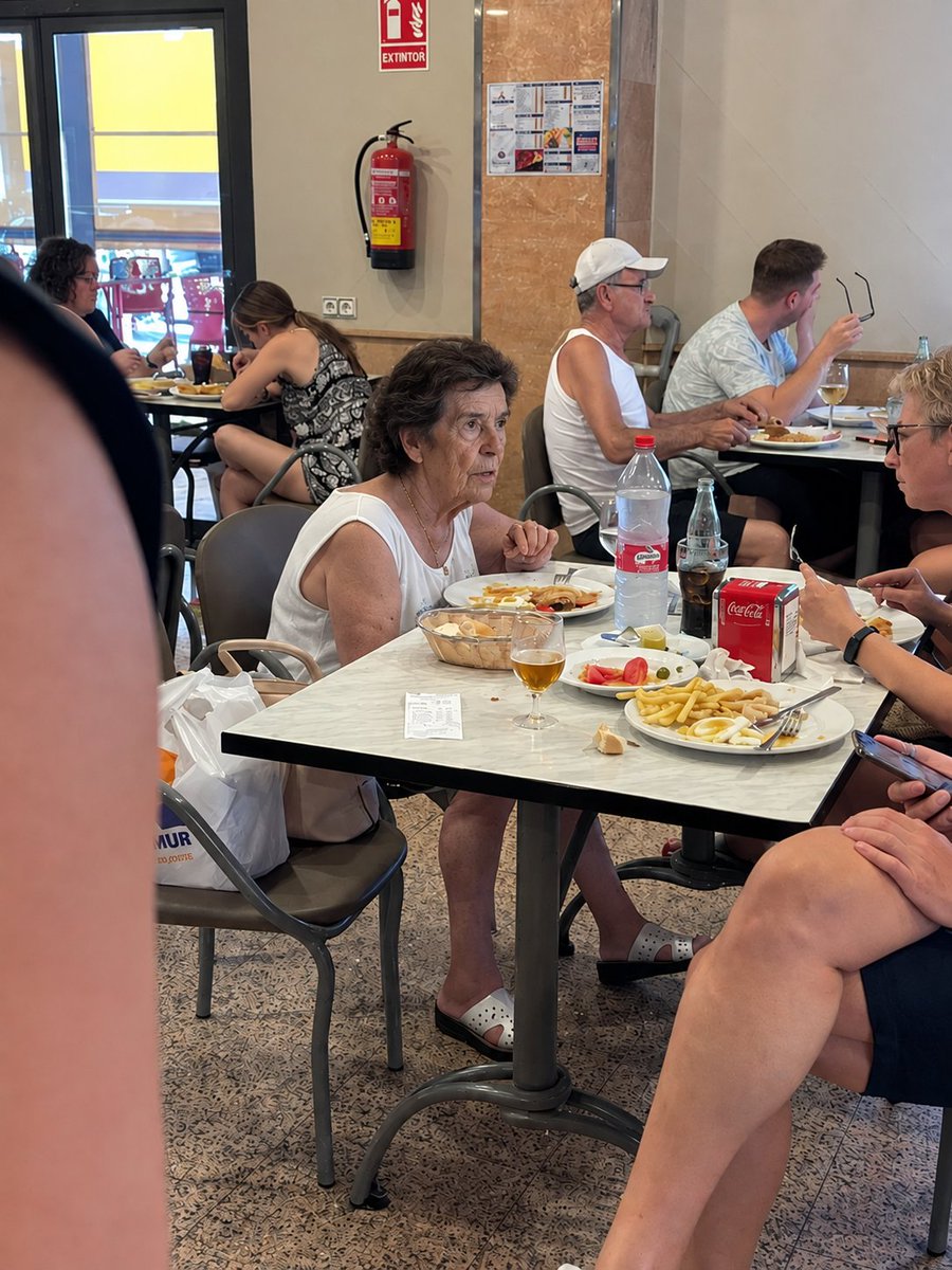 SazoHorchata's tweet photo. Españita es encontrarse a Maricarmen comiéndose un escalope bien guapa de peluquería. Nuestra gente. Purasangres Españita. https://t.co/pknfgblKDR