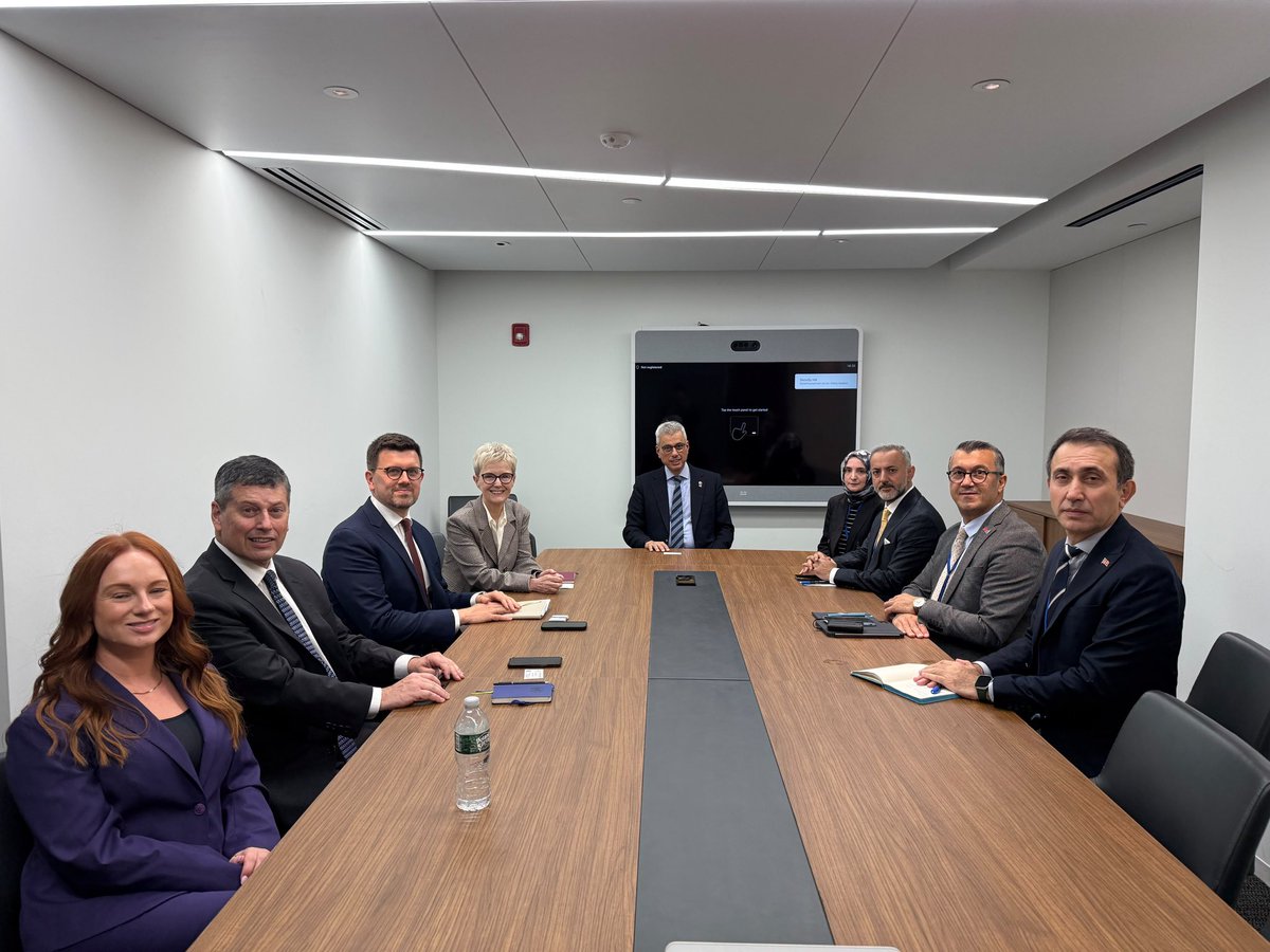 AzizAlperBiten's tweet photo. 📍 New York, ABD

Bakanımız @drmemisoglu ile GE HealthCare heyeti verimli bir görüşme gerçekleştirdi.

Görüşmede; sağlık teknolojilerindeki son gelişmeler, yenilikçi tanı ve tedavi sistemleri, uluslararası iş birliği imkânları ele alındı.

Türkiye’yi sağlık teknolojilerinde öncü bir merkez yapma vizyonumuz doğrultusunda, küresel paydaşlarımızla temaslarımızı sürdürüyoruz.