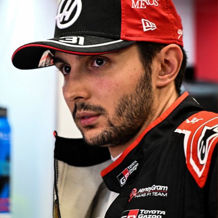 Jhared130's tweet photo. ▫️Vamos con su otro compañero y compatriota Ocon, 2023-2024  

Japón 2023 ,el  equipo le pide a Ocon que lo deje pasar a Gasly para atacar a Alonso y PG lo  acepta muy feliz allí ❕se comió los principios
finalmente no llega y el equipo lógicamente le  piden que devuelva el lugar

Que hace el?, devuelve la posición inmediatamente ,porque la obtuvo por medio de un swap y no logro el objetivo? No 

❗El explota en radio ofendidisimo "What the fuck, esto es una joda"
Y se la devuelve en la última vuelta con la bandera a cuadros cayendo 

Muy hipócrita , el swap de ida sí
Para devolver el  de vuelta, no

▫️Y luego se victimizó  "no lo entendí, yo largué adelante, yo era más rápido" 
Cuando le toca  que le den el lugar a  él, se pone insoportable
3/5