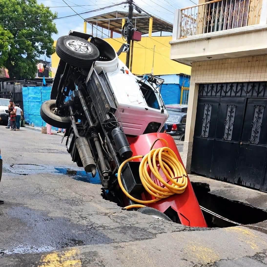 Siglo21Guate's tweet photo. Reportan segundo socavamiento en zona 7 de Mixco.
https://t.co/e4s5fKcijD
#chapines #siglo21guatemala #Guatemala #guatemala502 #Noticias #NoticiasGuatemala https://t.co/4uvpMm7tPM