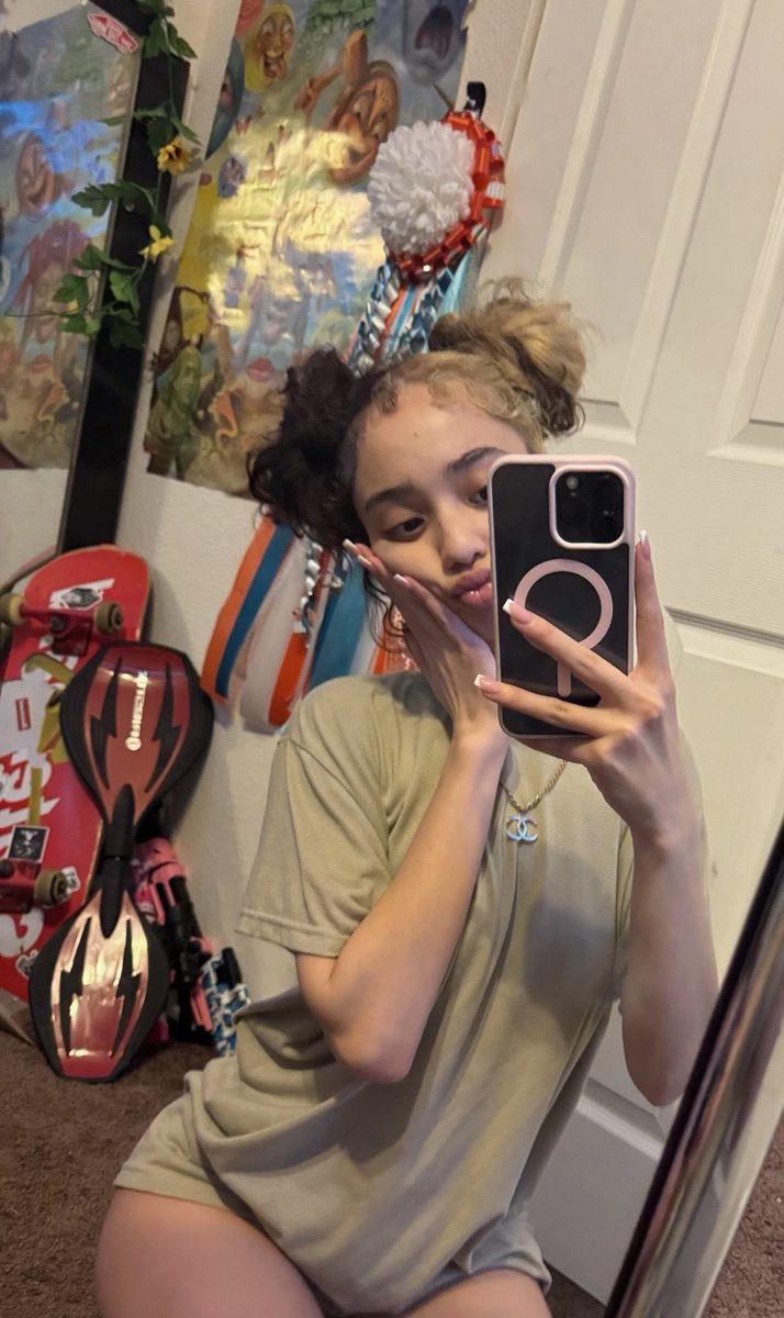 okinesosu's tweet photo. who  tryna trade on snap👻rn? if u want  i'll dm u💔💔 https://t.co/NfBS8RVnyq