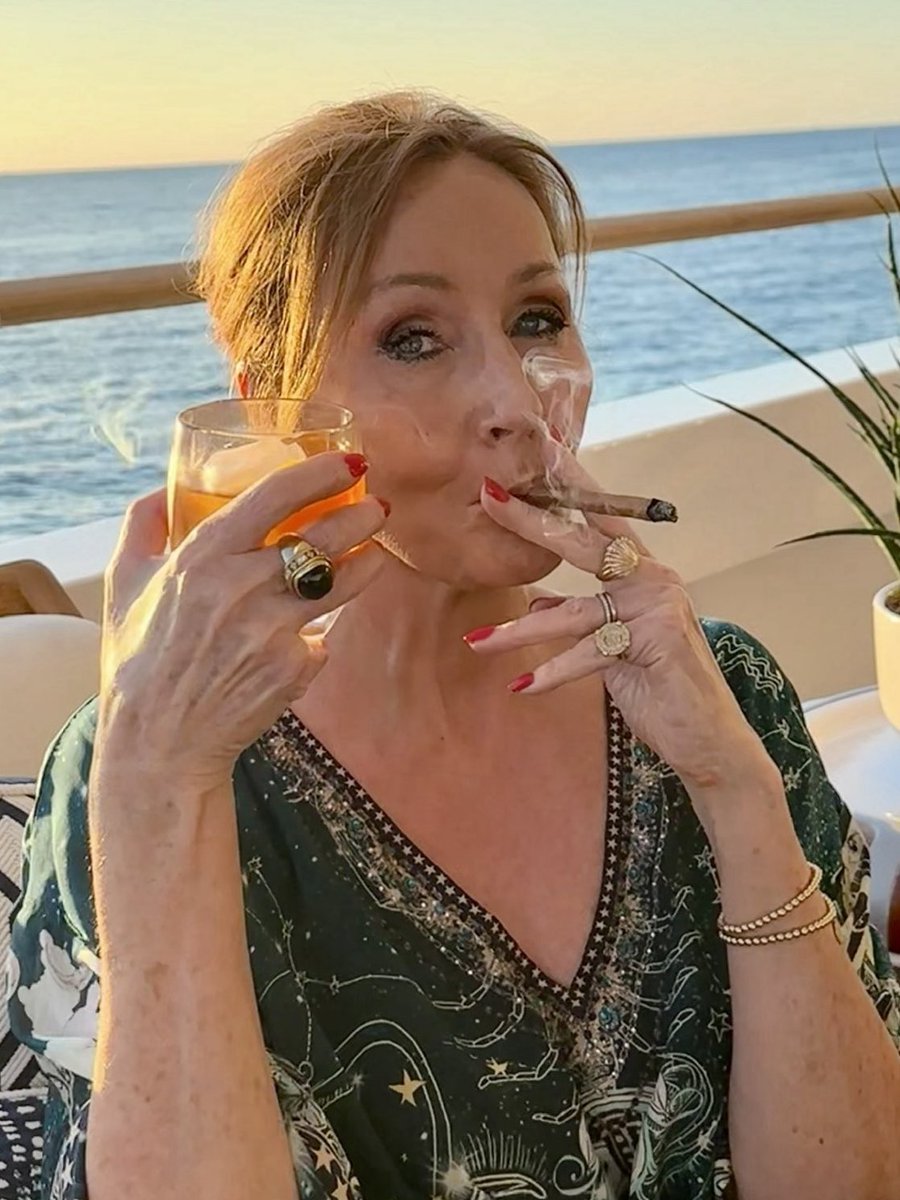 forumbunklr's tweet photo. J.K. Rowling debocha da comunidade trans em novo tweet:

“Por que esse homem está tão bravo?”
“Eu usei o nome mort0 dele.”

Em Harry Potter, Tom Riddle é o “nome mort0” de Lord Voldemort, nome que o personagem rejeita e não gosta que seja usado por ser o mesmo de seu pai trouxa. https://t.co/7DPkLquqYX
