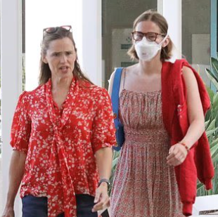 michael_hoerger's tweet photo. You don't have to be Steven Spielberg, Violet Affleck, and Jonas Vingegaard to wear a mask. https://t.co/0nr3bIrCVc