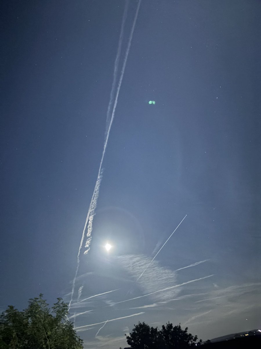 Robshaw1981's tweet photo. 9.40pm 

#UFO #aliens #Huddersfield https://t.co/XjysmWUfJ1