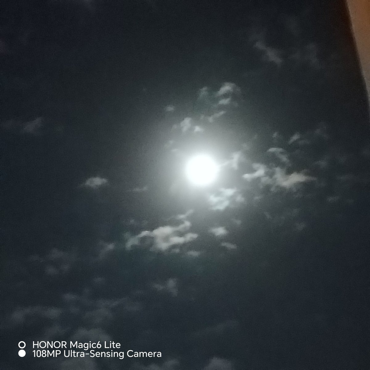 GiuliaPugl3006's tweet photo. Sei arrivata? @carmelitadurso 
❤️
Un abbraccio forte forte, ovunque sei il mio cuore e' con Te e pure la splendida luna di stanotte che ci fa sentire vicine ❤️a❤️ perché sotto lo stesso cielo e perché e' con Te che e' il mio 💝 ovunque sei , ovunque sono🫂 Buonanotte Love 🫂💕 https://t.co/RQfbrmlIKb