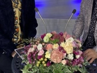 v8V98pnRSG2ZqnC's tweet photo. @takeshima_staff 宏くん♡おはよう☀️
＂花束＂💐
トルコキキョウの花言葉は〜
       「感謝」🙏
歌MAXの収録、お疲れ様です 🙏🏻´-
サロントークのお客様、角川先輩✨♡
「マジ（本気)ヒロシ」
三越劇場、お二人のトーク、歌(*´･д･)θ～♪
♪(*>ᴗ<*)♡ﾀﾉｼﾐ♪♪

今日も良い1日に🍀✨️
 #竹島宏
 #ひろネット https://t.co/l7UsNCR1ZJ