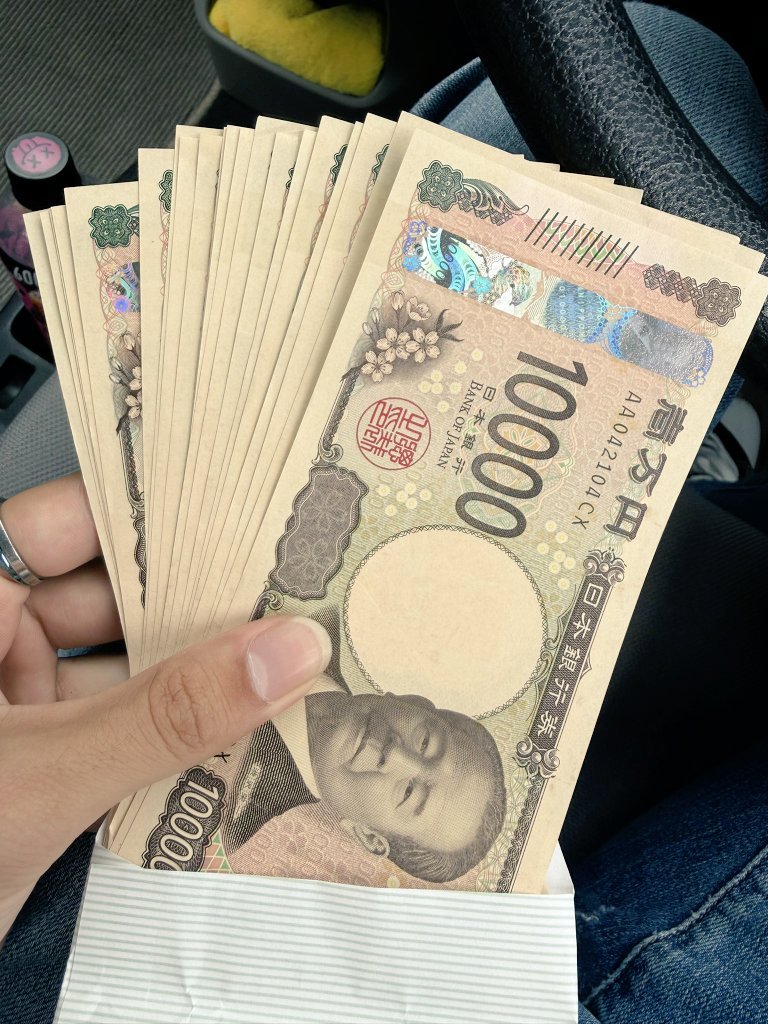Yorikonokobeya's tweet photo. これくらいあれば今月どころか来月までは足りる？？
足りるよね？？

①足りる
②足りない https://t.co/iD9Aay5EJP