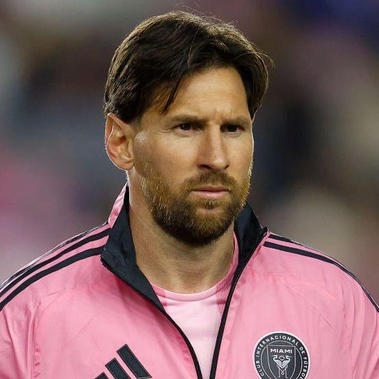 TouchlineX's tweet photo. 🚨 𝗡𝗘𝗪: There are NO renewal talks taking place between Lionel Messi and Inter Miami.

Messi’s current deal runs until 2028 and while it can be modified, it is considered far too EARLY to discuss an extension at this stage.

— @Jarm21 https://t.co/CEMSlizsdT