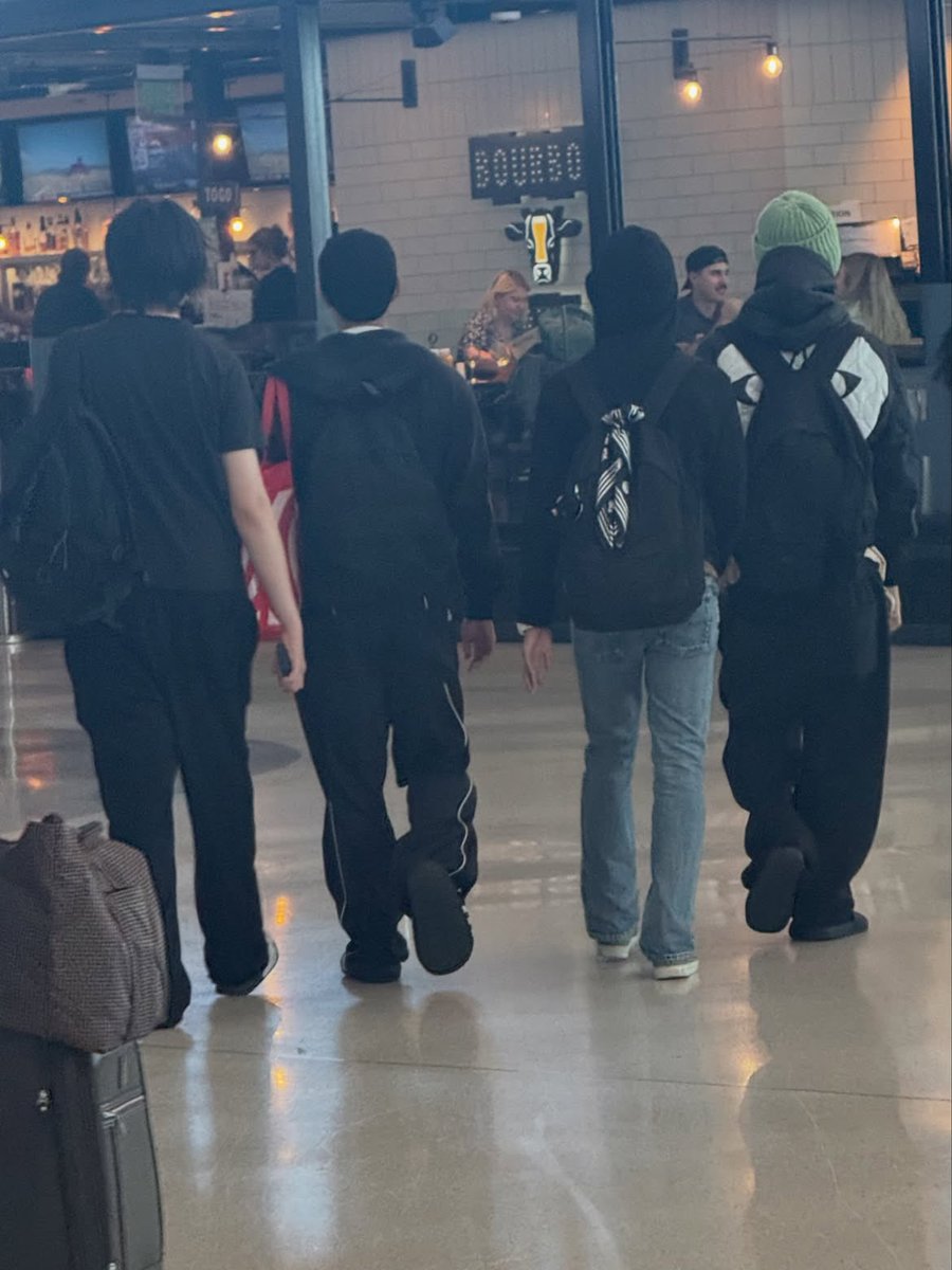 DPNIJP's tweet photo. NOOOOOOOO JAY FILMING LNGSHOT FROM AFAR FML FMLFMFKDLEMMSKWMSMAKAN 😭😭😭😭😭😭😭😭😭😭😭😭😭😭☹️☹️☹️☹️☹️☹️☹️☹️☹️☹️☹️☹️☹️☹️☹️☹️☹️ https://t.co/K6VLv8f56P