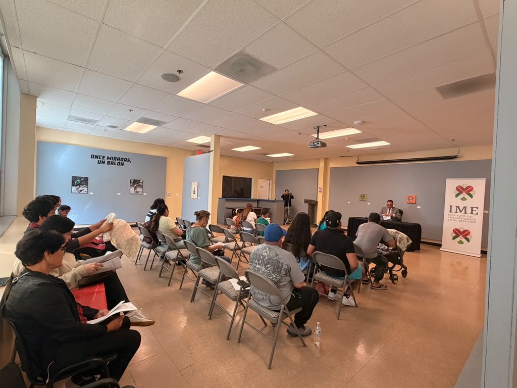 ConsulMexOxn's tweet photo. 📌Como cada miércoles, hoy el cónsul @Santavelri encabezó su #AudienciaPública semanal en @ConsulMexOxn, un espacio de diálogo directo para escuchar, orientar y atender a nuestra comunidad. 🇲🇽🤝

📣¡Participa todos los miércoles a partir de las 10 a.m. y acércate a tu Consulado! https://t.co/nJ4Vbogvyv